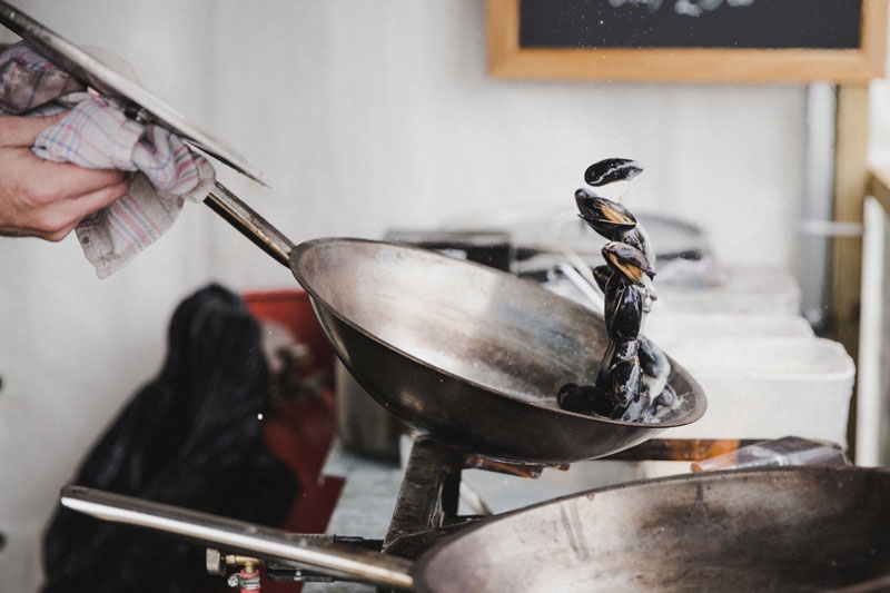 Mussels in a frying pan