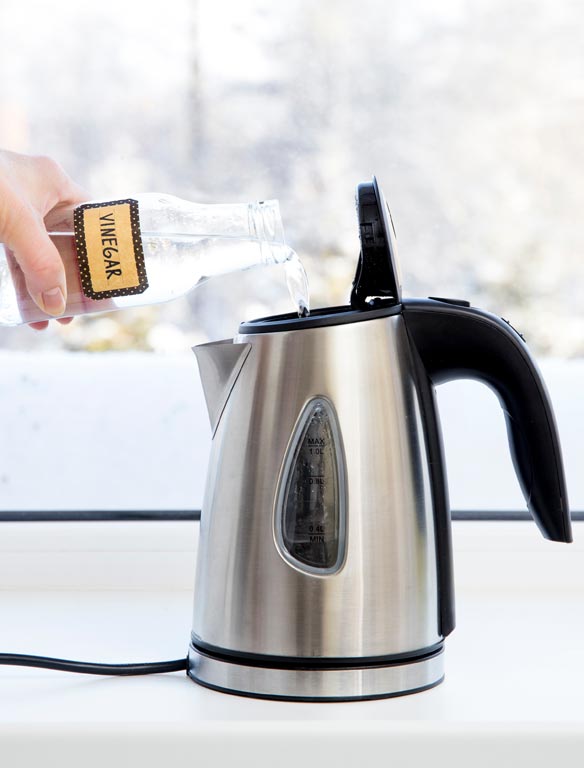 Using white vinegar to descale the kettle